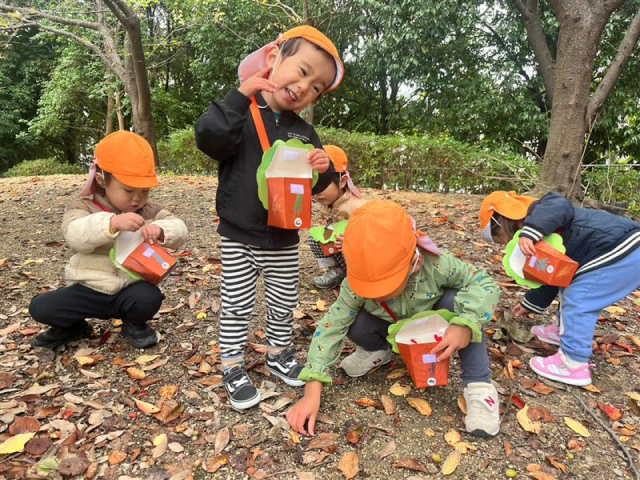 紅葉で山遊びする様子